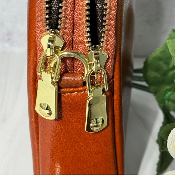 Genuine Leather Crossbody Phone Purse - Picture 6 of 8